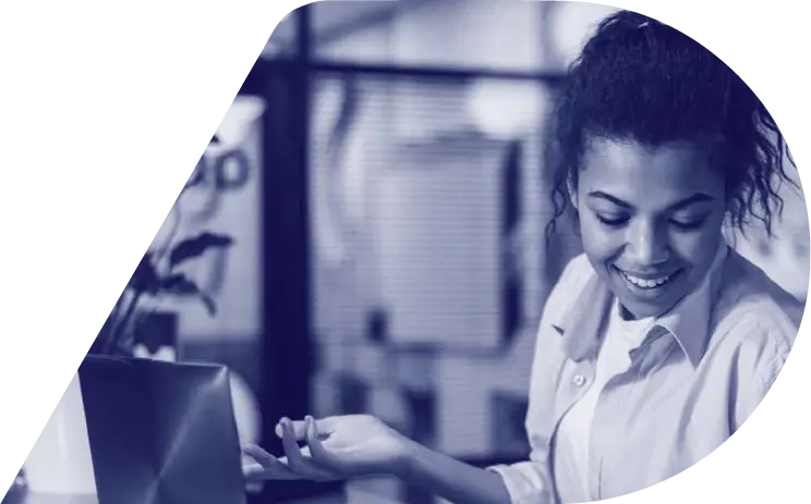 Mulher sorridente trabalhando na frente de um computador
